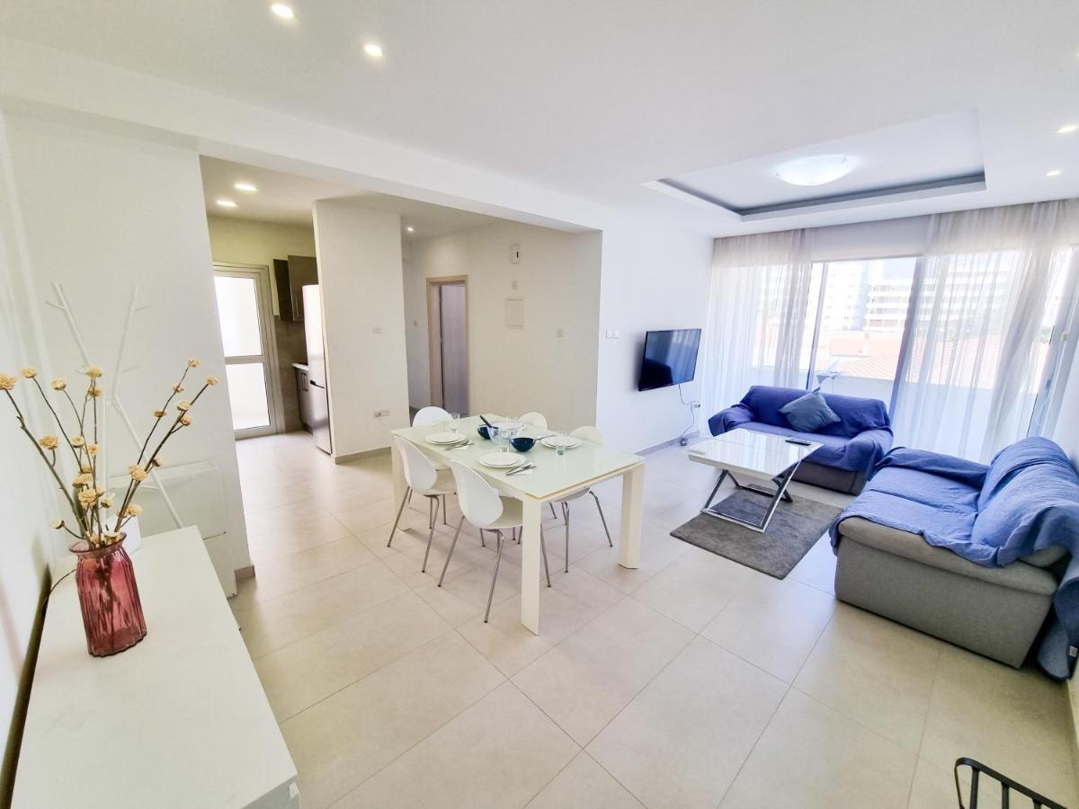 Appartement Seaside Elegance Retreat à Larnaca Extérieur photo